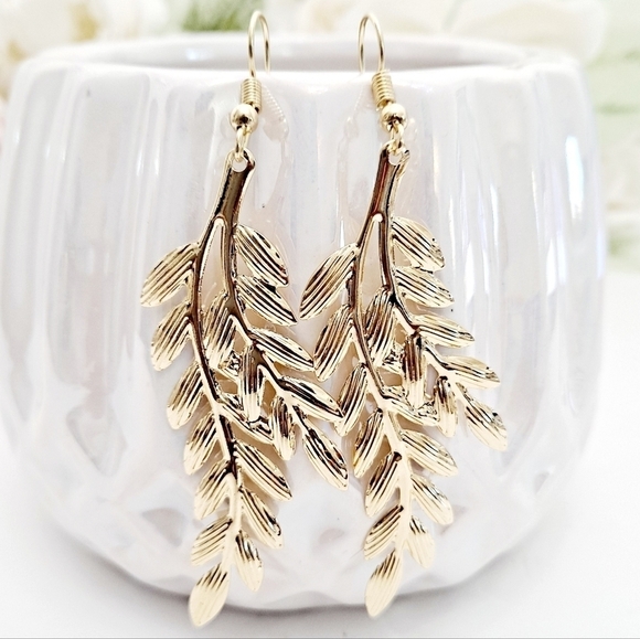 Metal Gold tone leaf boho lightweight cute dangle tropical earrings 💖 2/$30 - Picture 1 of 9
